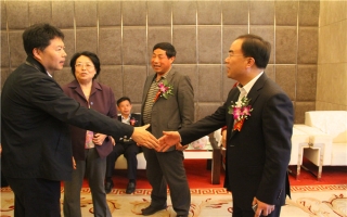 國家發(fā)展改革委資源節(jié)約與環(huán)境保護(hù)司牛波處長(zhǎng)（和劉總握手）、全國墻材革新工作委員會(huì)會(huì)長(zhǎng)滕軍力（女士）