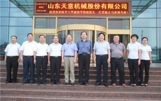 清華大學(xué)建筑設(shè)計(jì)研究院副院長(zhǎng)、研究員侯建群蒞臨
